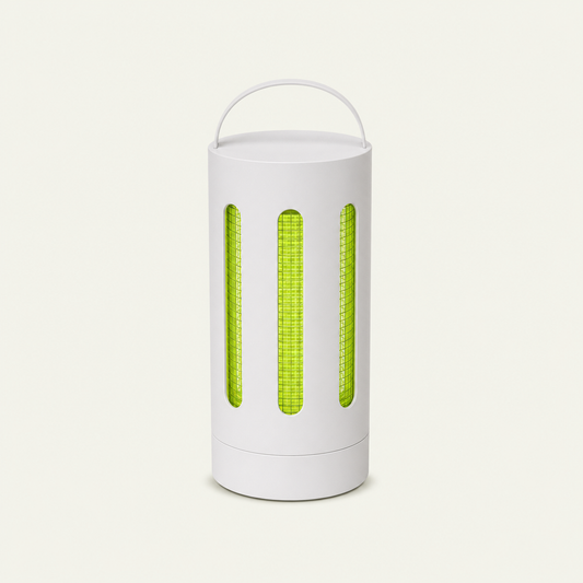 מנורת קוטל יתושים UV של BuzzOff על רקע נייר, חלונות האור זוהרים בליים