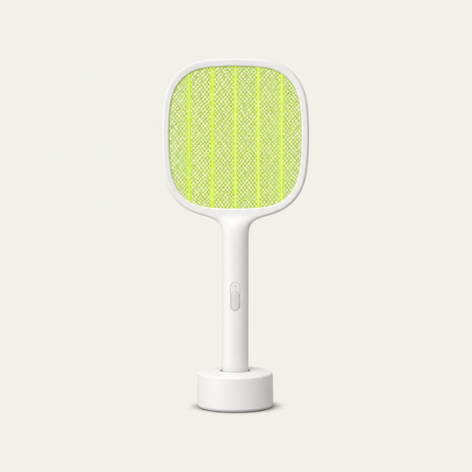 מחבט יתושים חשמלי 2-in-1 של BuzzOff על רקע נייר, רשת זוהרת בליים